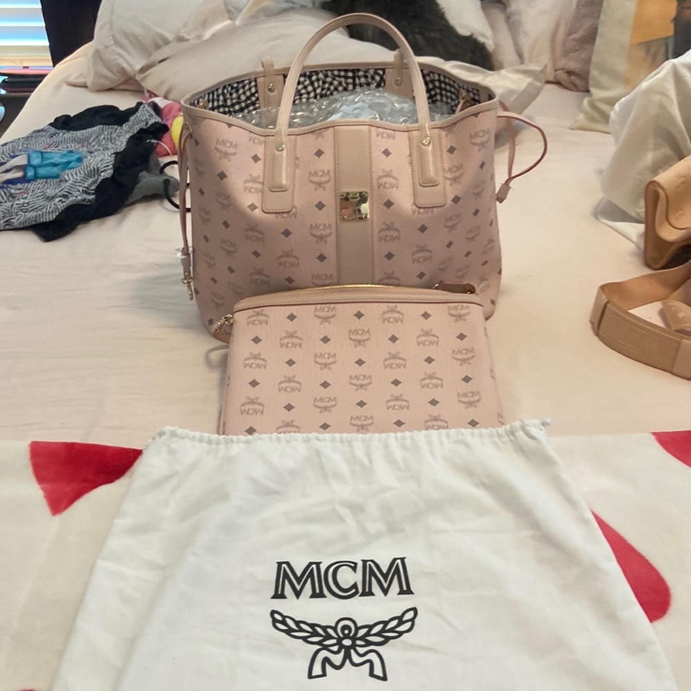MCM Reversible Liz Shopper in Visetos Powder Pink
